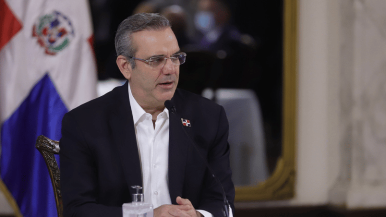 Presidente Abinader Aboga por Regulación de Publicidad Estatal ante Difamación y Noticias Falsas - Imagen