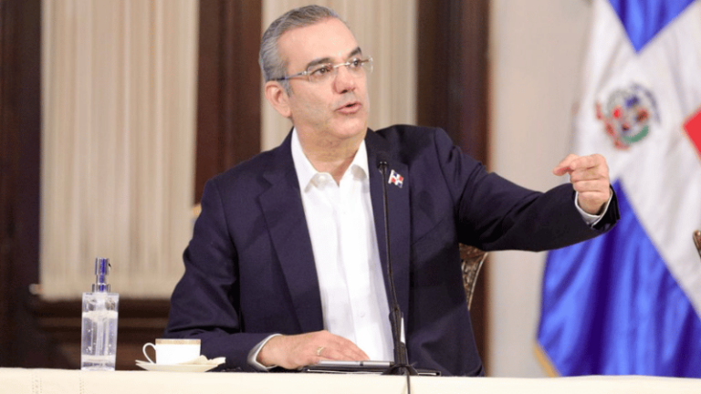 Presidente Abinader atribuye aumento del dólar a fluctuaciones internacionales y asegura estabilidad económica - Imagen