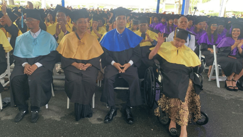 Andrea Vargas, ejemplo de perseverancia: Se gradúa de Farmacia a los 67 años pese a los desafíos - Imagen