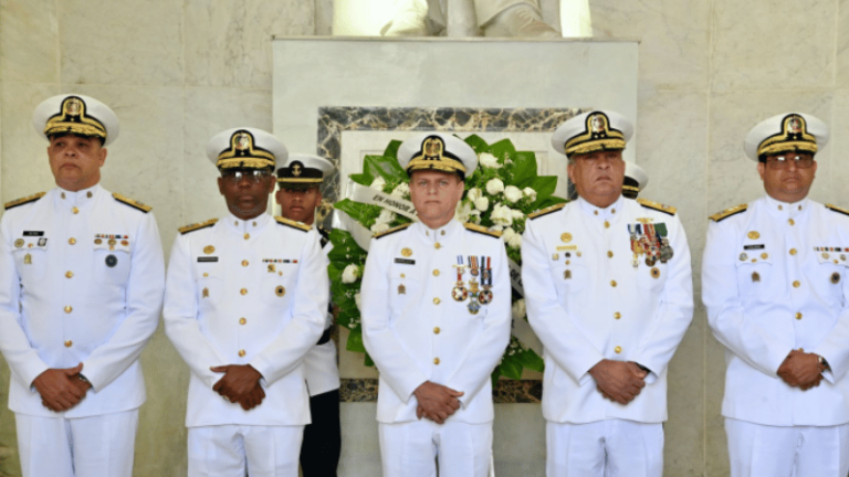 La Armada de la República Dominicana rinde tributo a los Padres de la Patria con ofrenda floral - Imagen