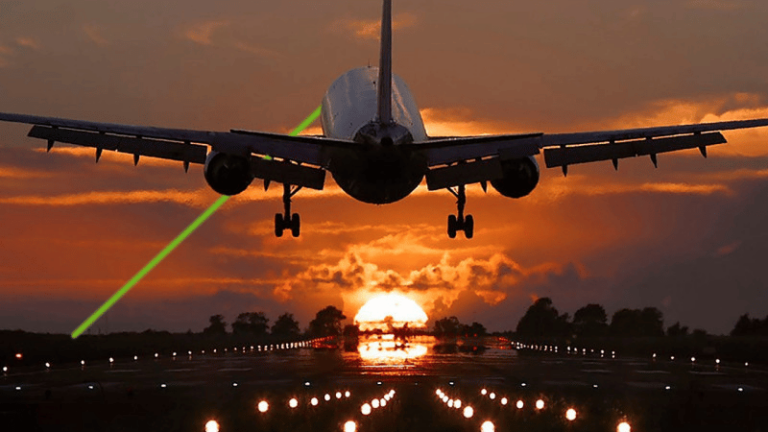 Denuncian uso ilícito de rayos láser contra aviones en República Dominicana - Imagen