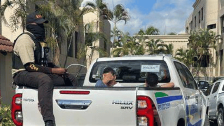 Policía Nacional y Ministerio Público realizan allanamientos en Salcedo y apresan a un presunto estafador - Imagen