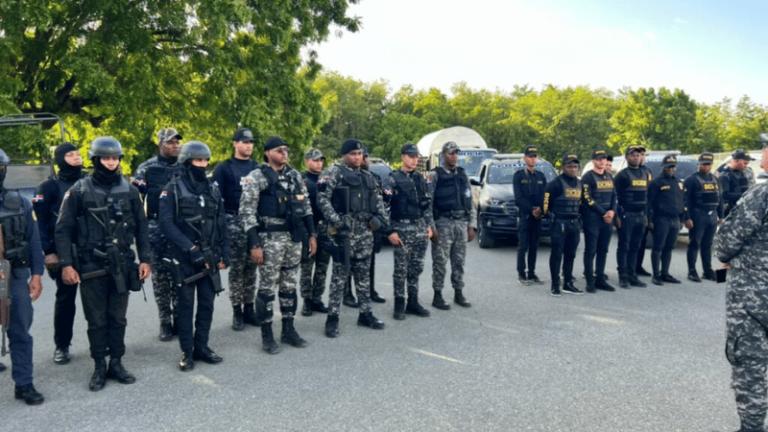 Policía, DNCD y Ejército ejecutan operativo contra el microtráfico en Los Guaricanos - Imagen