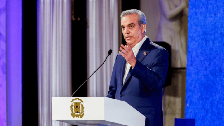 Abinader responde a Leonel: “Yo lo invito a almorzar, pero a Pedernales” - Imagen