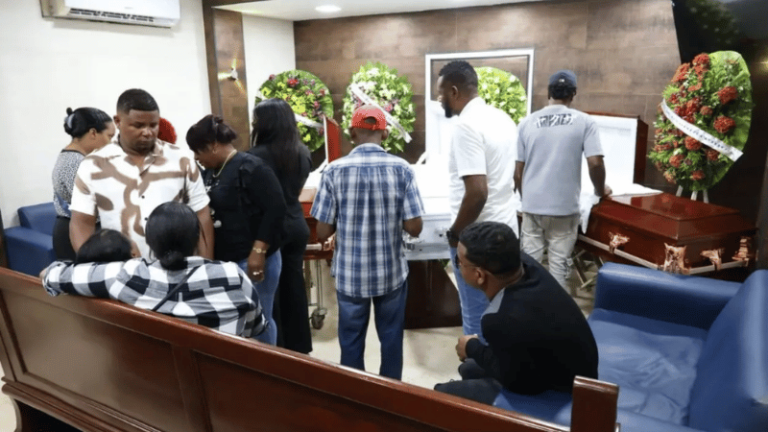 Velan Restos de Familia Fallecida en Tragedia en Santo Domingo Este - Imagen