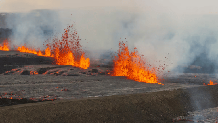 Erupción volcánica en Islandia obliga a evacuar comunidad cercana - Imagen