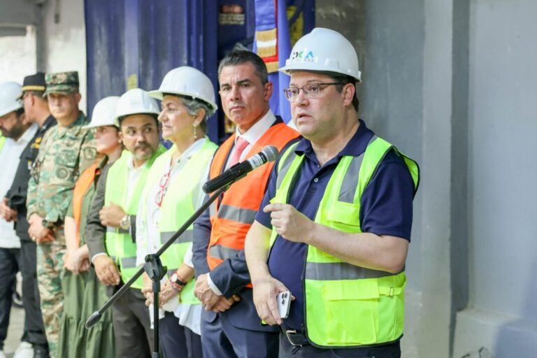 Foto-1.-Yayo-Sanz-Lovaton-durante-el-acto-de-destruccion-de-mercancias-falsificadas-1068x712