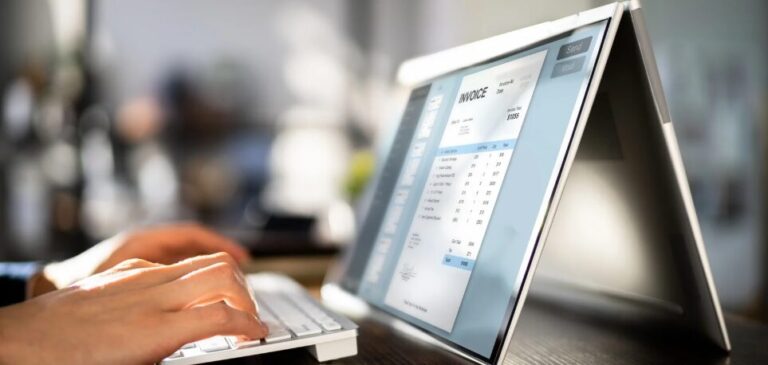 Foto-1.-Yayo-Sanz-Lovaton-durante-el-acto-de-destruccion-de-mercancias-falsificadas-1068x712