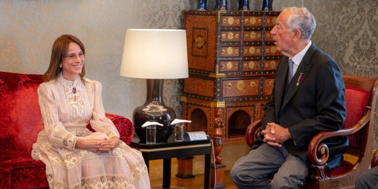 Post-de-Instagram-Feliz-Cumpleanos-Sencillo-Minimalista-Azul-1000-x-500-px-2025-05-25T092759.984