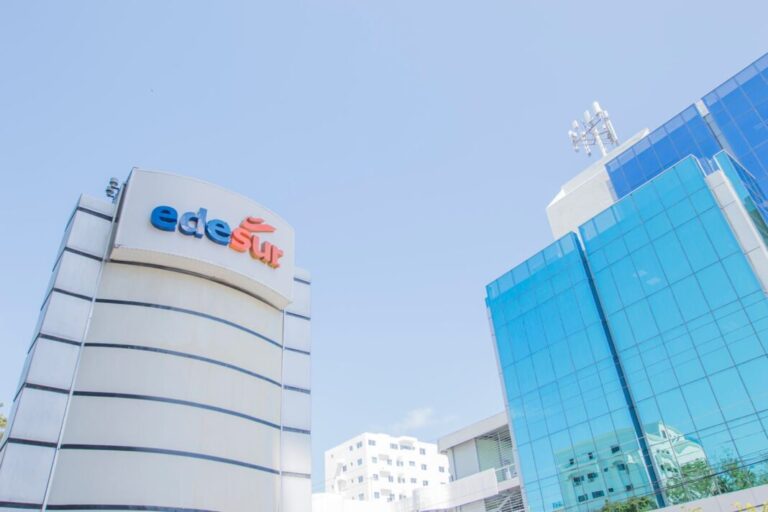 Post-de-Instagram-Feliz-Cumpleanos-Sencillo-Minimalista-Azul-1000-x-500-px-2025-05-25T092759.984