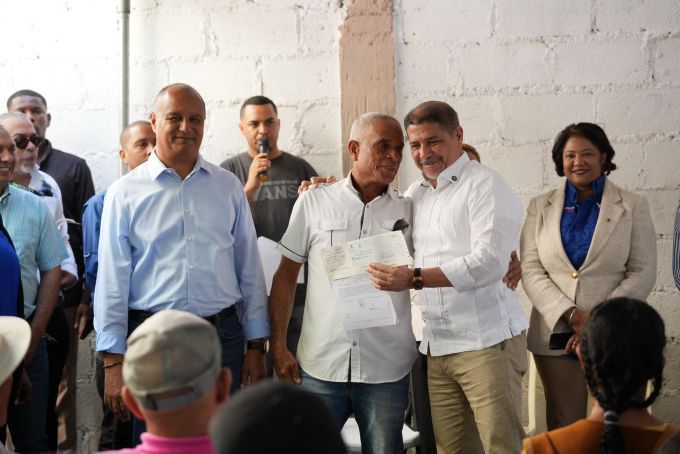 Gobierno entrega RD$111 MM productores afectados tormenta