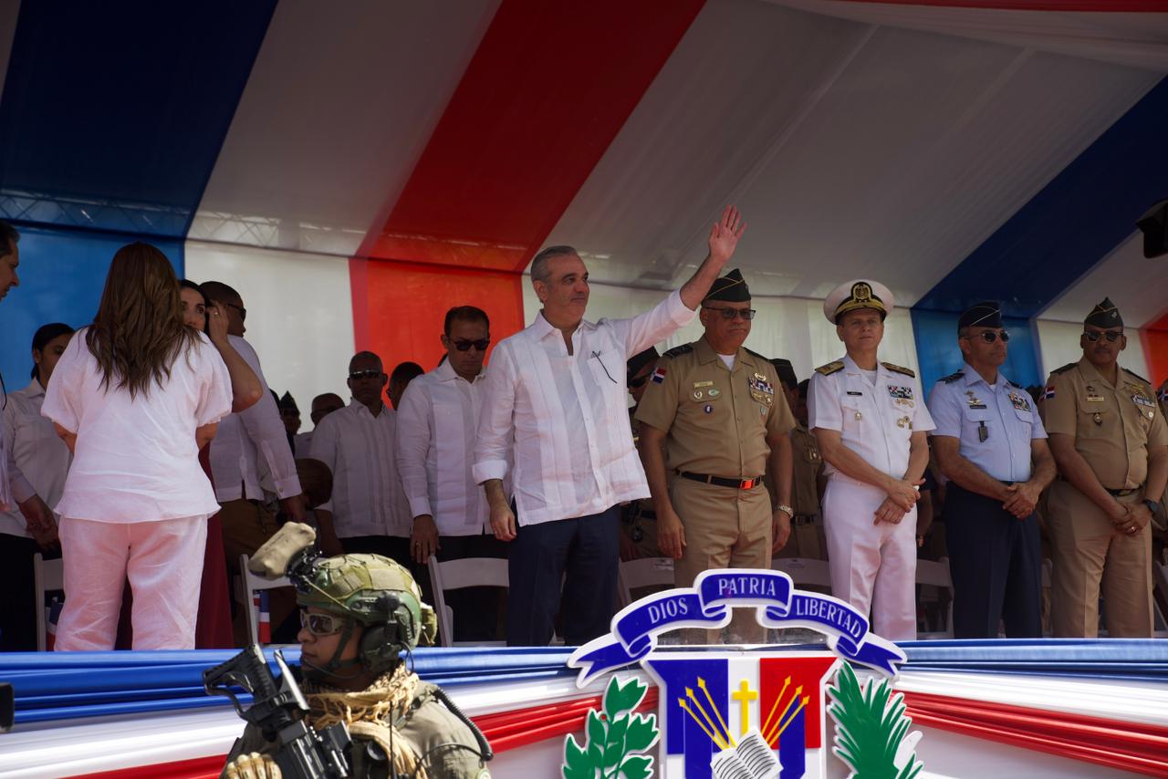 Abinader encabeza desfile del 213 aniversario natalicio Duarte