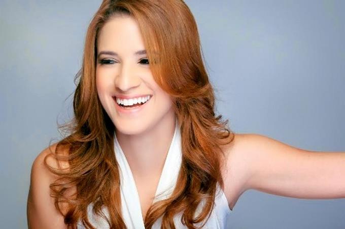 Cantante Nathalie Hazim vuelve con “Íntimamente Acústico”