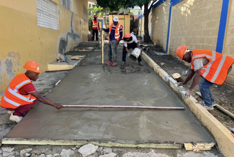 Dirección construye nuevas aulas; realiza mantenimiento