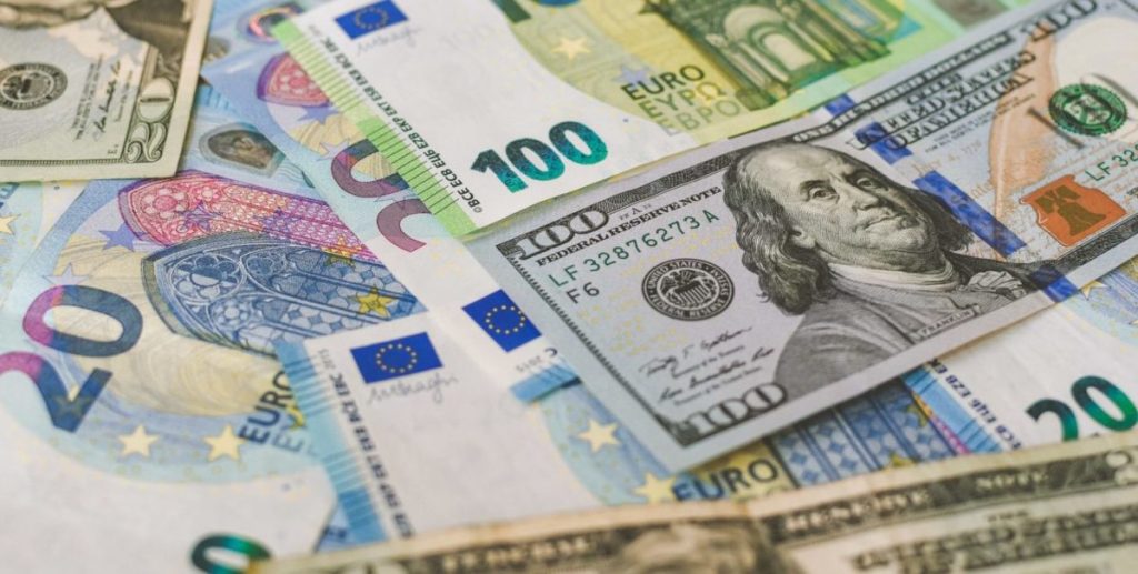 Dólar sigue bajando; se vendía a RD$63.43; el euro a RD$75