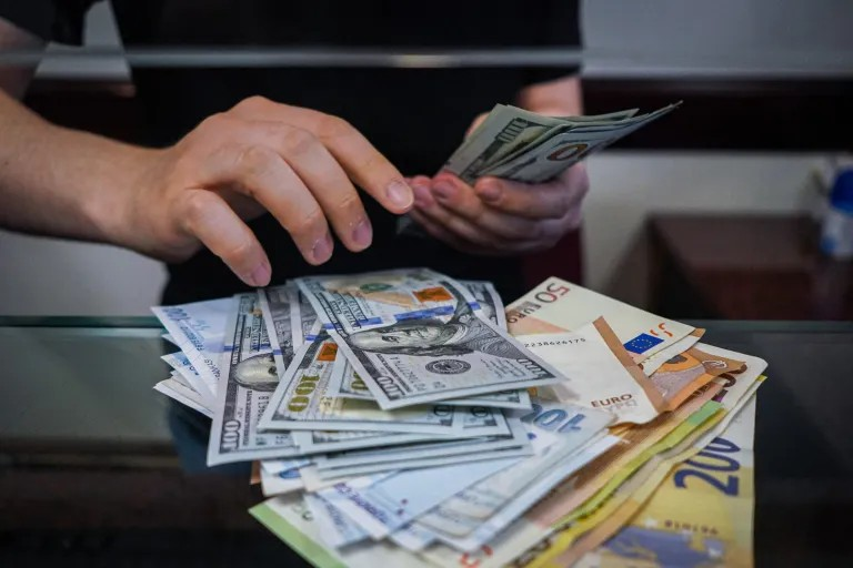 Dólar y euro siguen bajando; se vendían a RD$63.13 y RD$75