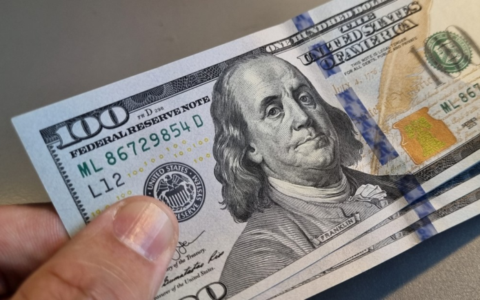 El dólar bajó dos centavos; este jueves era vendido a RD$63