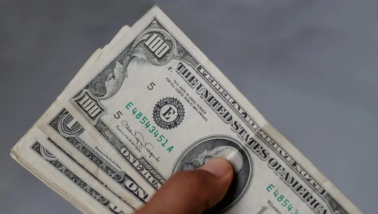 El dólar sigue bajando; este jueves se vendía a RD$62