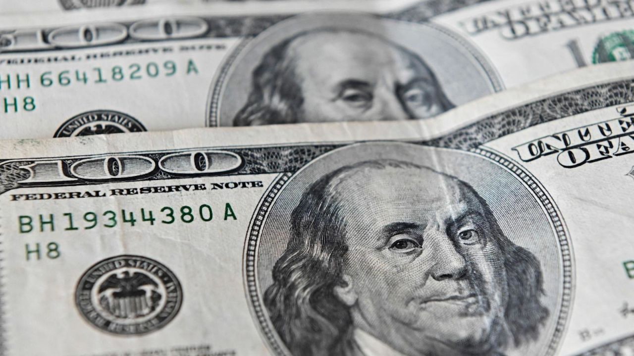 El dólar subió y era vendido a RD$63.91; euro bajó a RD$76