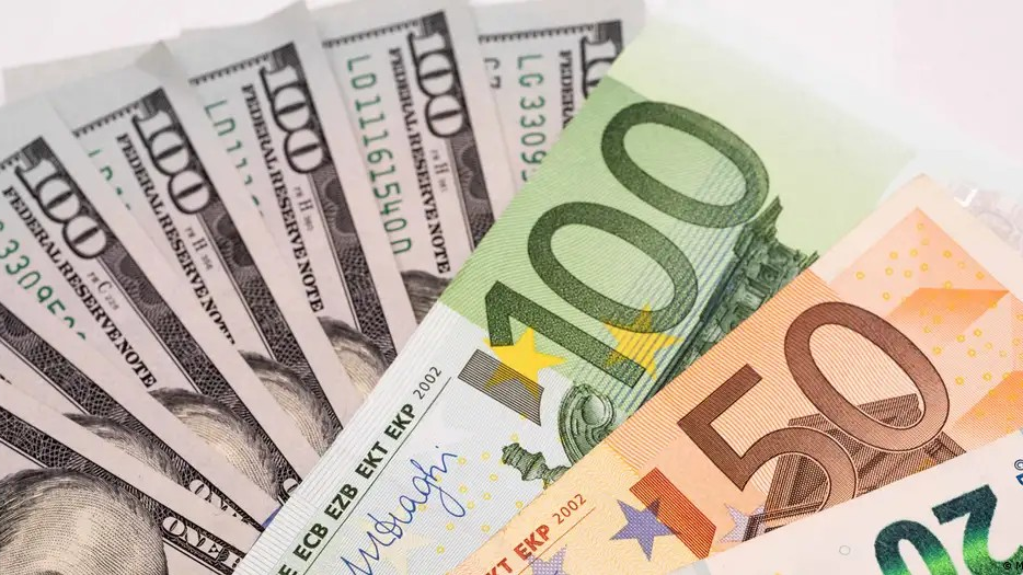 El dólar subió y era vendido a RD$63.98; euro sigue RD$76