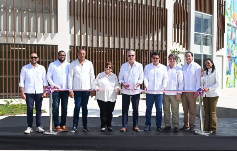 El presidente Abinader y el ministro  Collado inauguran la plaza cultural y multiuso de El Seibo