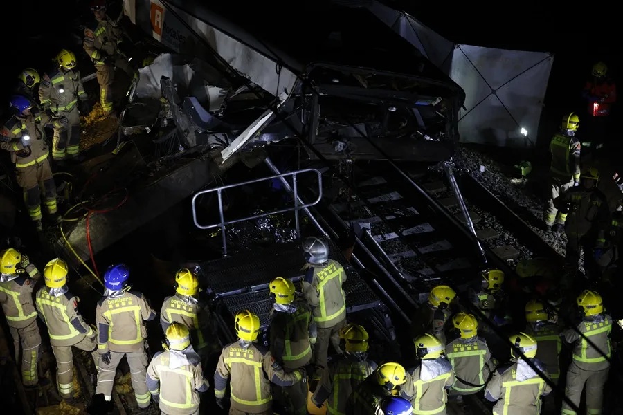 ESPAÑA: 1 muerto y 37 heridos al chocar un tren en Barcelona