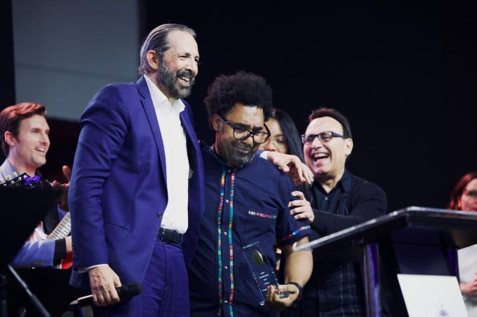Javier Vargas recibe el Berklee Alumni Achievement Award