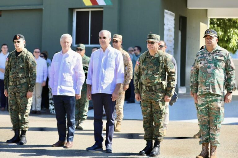 Presidente electo Chile recorre muro construye R