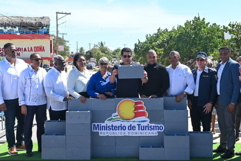 Turismo deja iniciados trabajos mejoramiento de playa en SPM