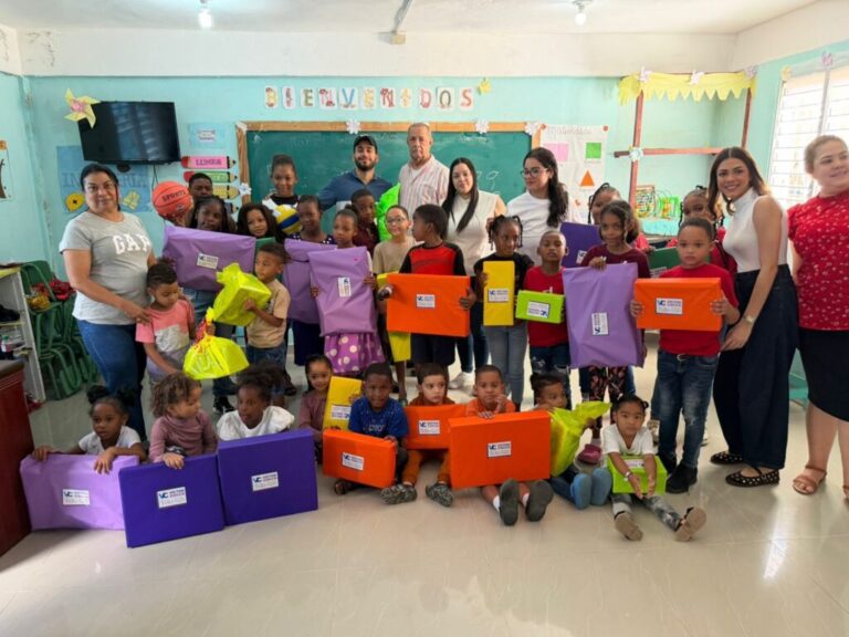 Víctor Cocco, secretario general de la JRM, lleva alegría a niños y niñas de la Circunscripción 3 por el Día de Reyes