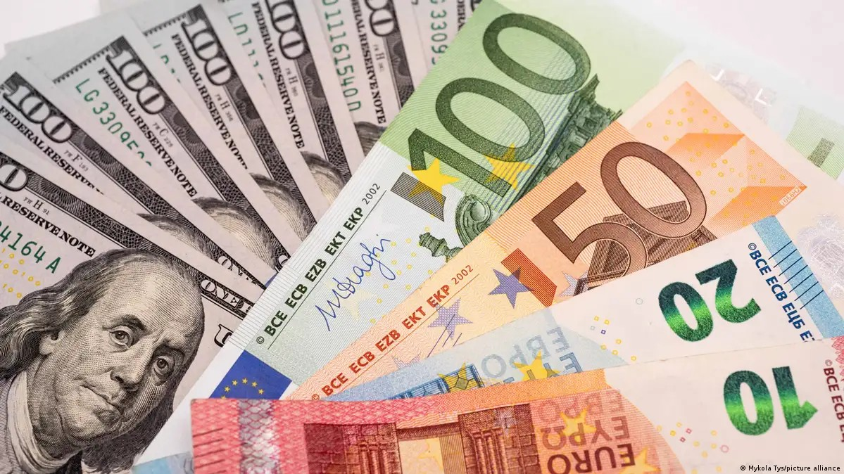 Dólar bajó 14 cts y euro subió 3; eran vendidos $63.11 y $76