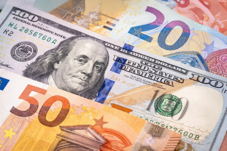 El dólar bajó 17 cts y el euro 25, eran vendidos a $61.21 y $74
