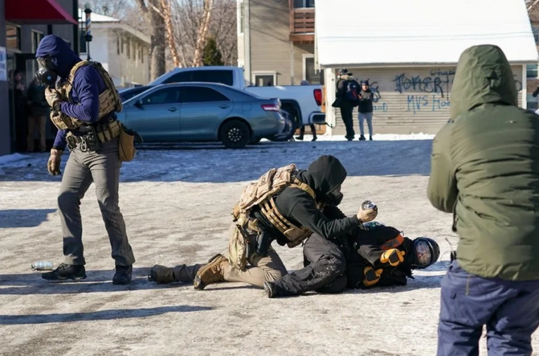 EU: Jueza permite continúen redadas migratorias Minesota