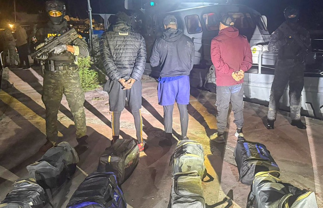 Ocupan 136 paquetes cocaína en lancha en costa este de RD