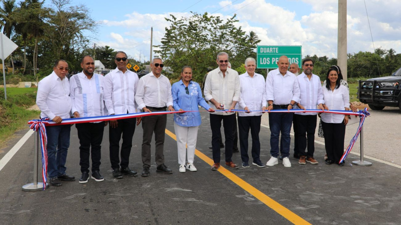 Presidente entrega carretera y muro de gaviones en Villa Riva