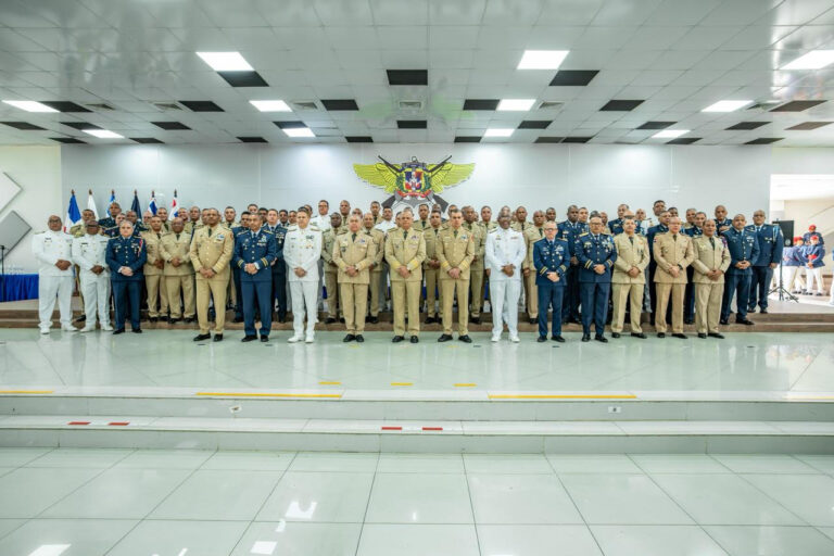 Reconocen a oficiales de las fuerzas militares dominicanas