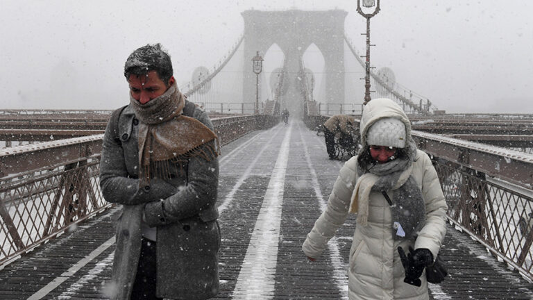 Suben a 14 muertes por frío en NY pese a medidas emergencia