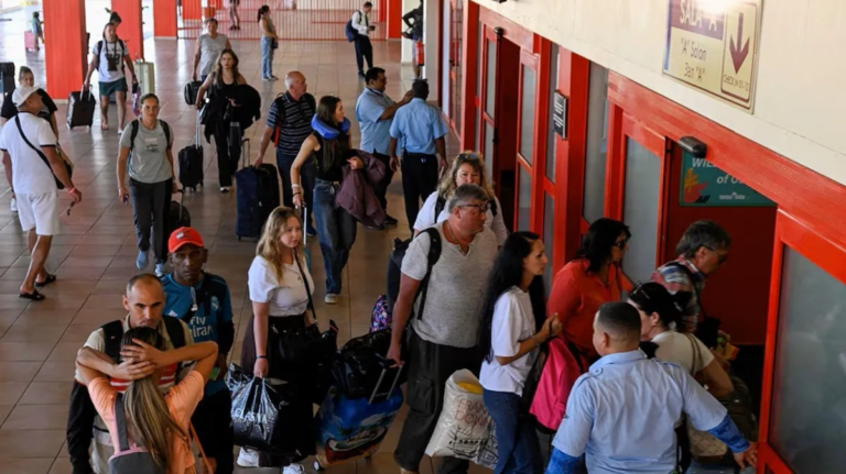 Turistas abandonan Cuba en medio de combustible en la isla
