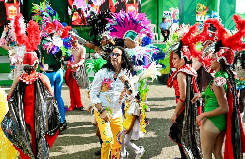 Carnaval de Santiago culmina con una jornada multitudinaria