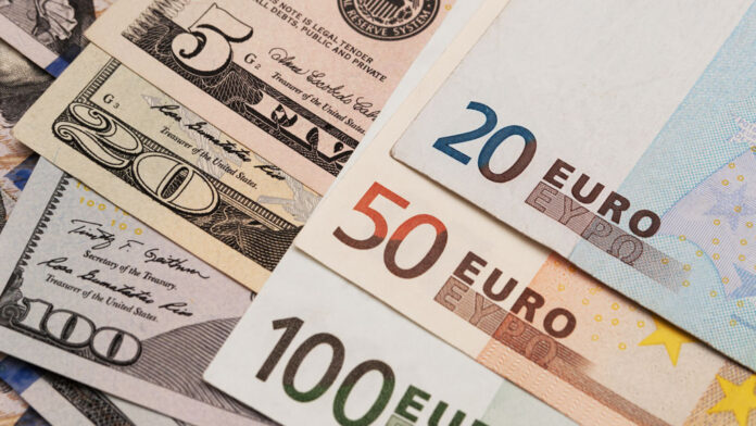 El dólar bajó 24 cts y el euro 32; eran vendidos a $60.02 y $72