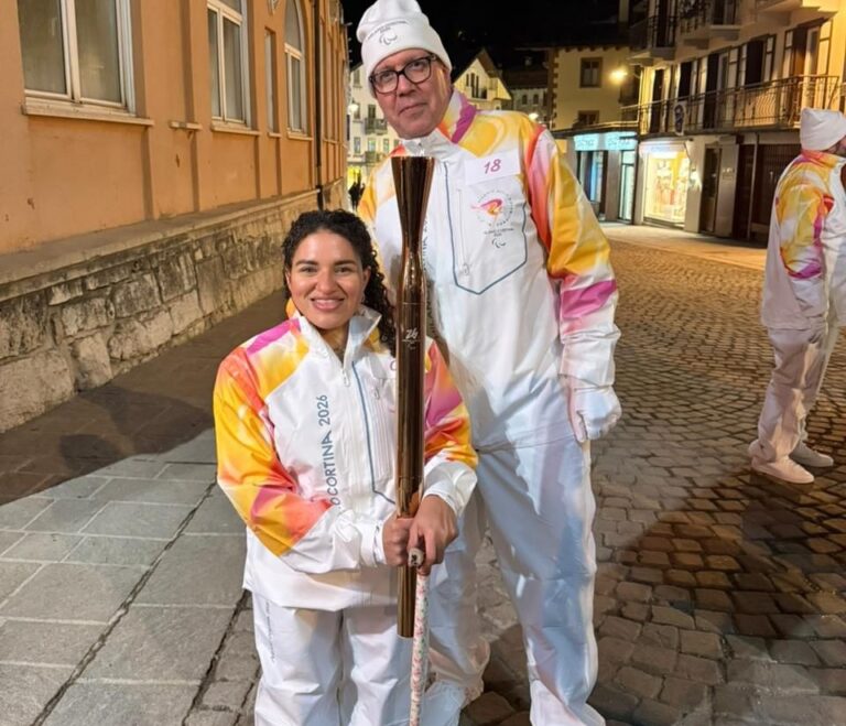 Felipe Vicini y Alejandra Aybar portan antorcha paralímpica