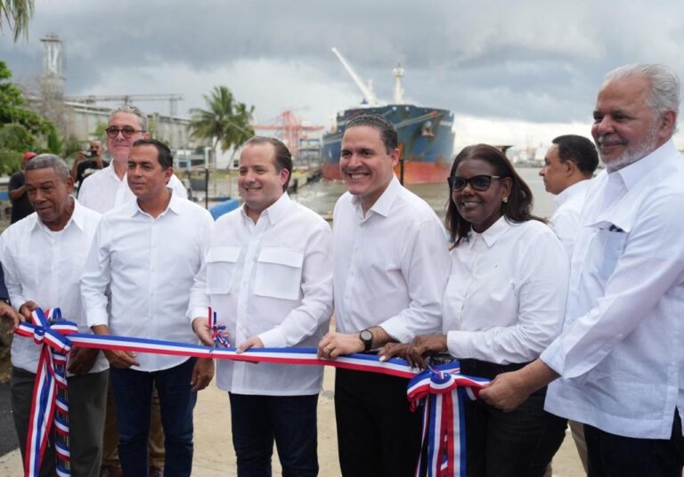 Inauguran muelle pesquero de Haina Oriental durante un acto