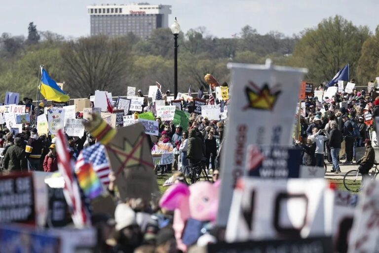 Inician protestas masivas contra D