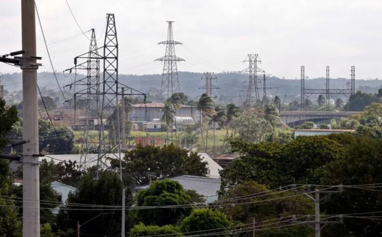 Isla de Cuba reconecta sistema eléctrico, pero apagones siguen