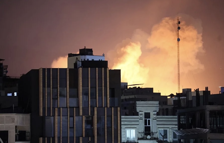 Nueva oleada ataques contra Irán deja al menos 20 muertos