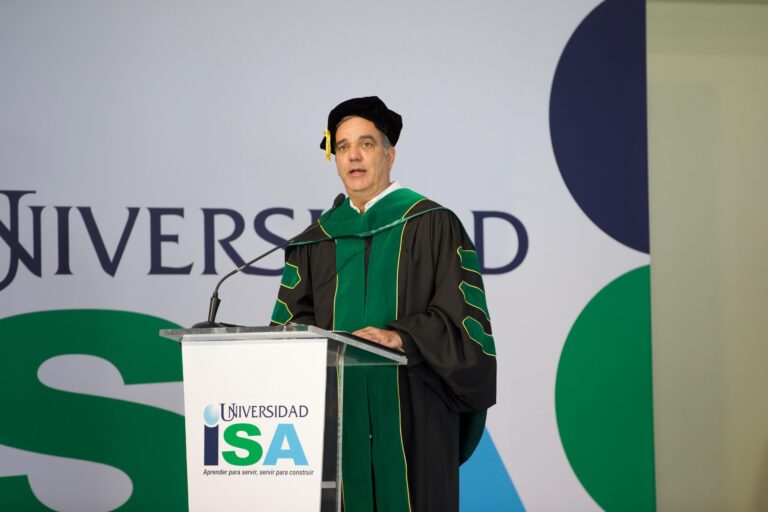 Presidente encabeza graduación Universidad ISA recinto suroeste
