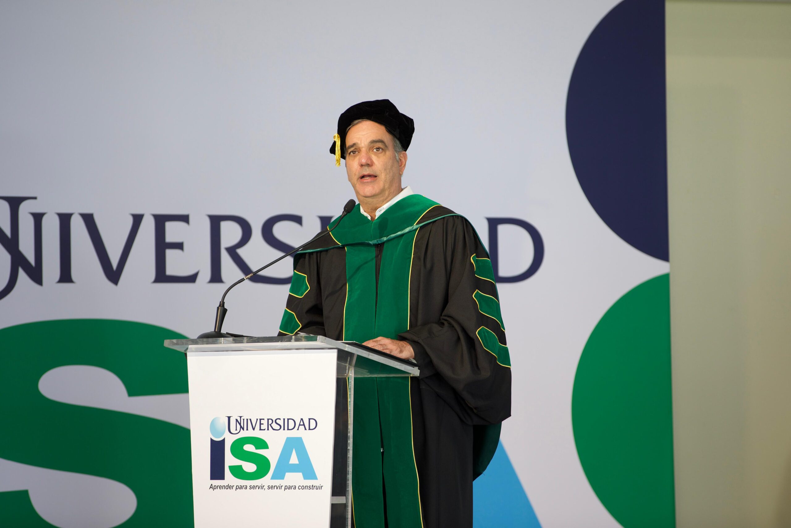 Presidente encabeza graduación Universidad ISA recinto suroeste