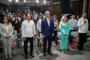 Abinader aboga por equilibrio en eficiencia económica y social