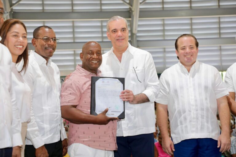 Abinader entrega 1,500 títulos en sector Nuevo Domingo Savio