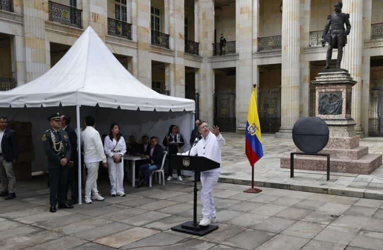COLOMBIA: Candidatos votan; comicios siguen con normalidad